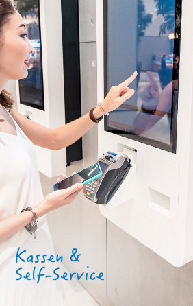 Frau bedient eine Self Service Kasse. Überschrift: Kassen & Self-Service.